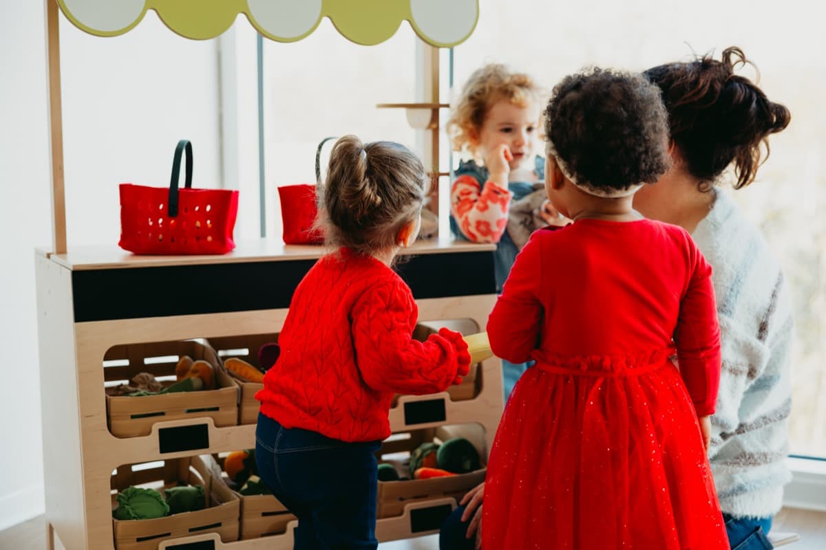 Enfants jouant à la marchande