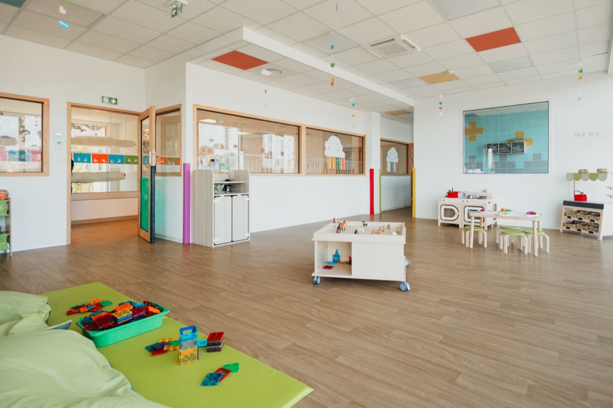 Vue panoramique de la salle de jeux principale de la crèche Chez Maï
